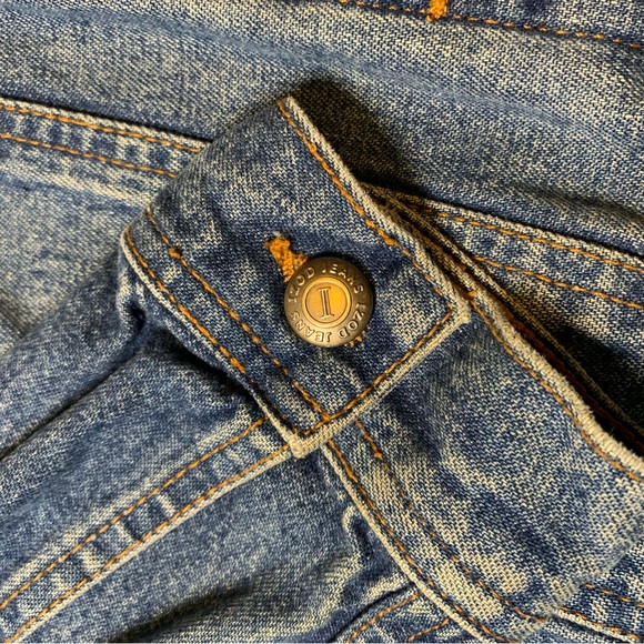 Vintage Izod trucker jean jacket, medium wash denim, size medium, four pockets - Picture 5 of 13